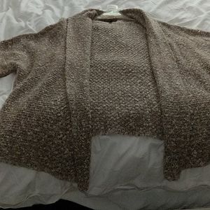 Lightweight knitted short sleeve sweater